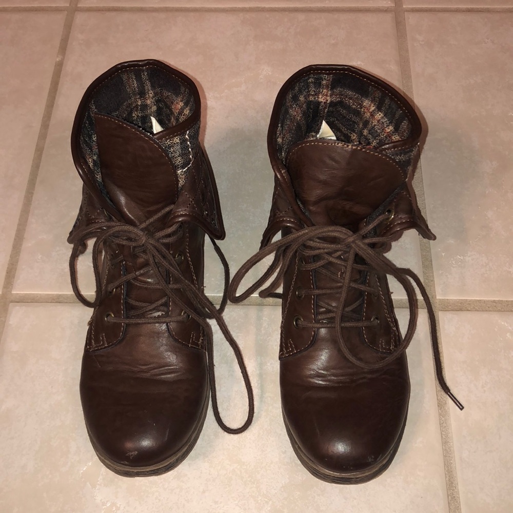 Combat boots